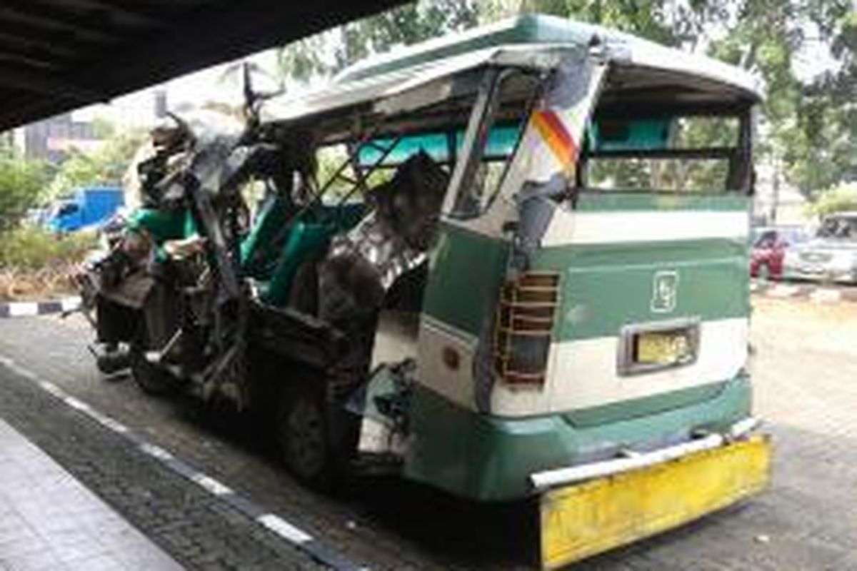Bus Kopaja 95 bernopol B 7762 DG saat diamankan di Kantor Samsat Jakarta Barat, Kamis (5/8/2013). Bus ini mengalami kecelakaan setelah menabrak sebuah truk usai kebut-kebutan dengan bus Kopaja 88 bernomor polisi 7357 LE di Jalan Daan Mogot, Jakarta Barat, Rabu (4/9/2013)