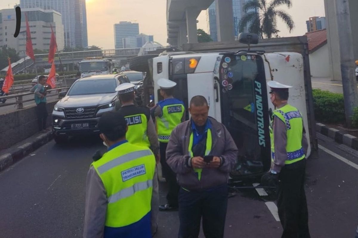 Sebuah truk tronton terguling usai menabrak pembatas fly over di Jalan Gatot Subroto, Jakarta Selatan pada Jumat (13/1/2023).