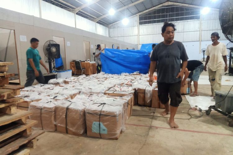 Petugas KPU Pemalang sedang melakukan evakuasi dan penyortiran kartu suara pemilu 2024 akibat gudang yang bocor