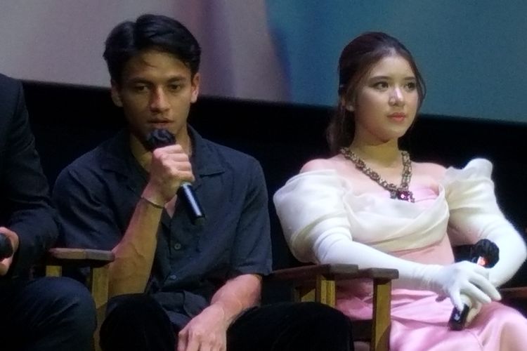 Aktor Jefri Nichol dan penyanyi sekaligus aktris Tiara Andini saat jumpa pers usai gala premiere sebagai pemeran utama My Sassy Girl di CGV Grand Indonesia, Jumat (17/7/2022).