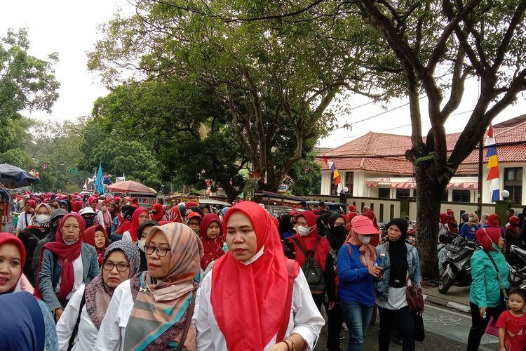 Sebanyak 1.142 karyawan yang terkena PHK perusahaan, Buruh demo tuntut bayar pesangon dan THR serta Gugat Perusahan.