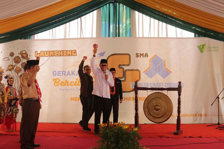 Suasana kemeriahan peluncuran gerakan Ayo Bercita-cita dari Dompet Dhuafa di Sekolah SMART Cibinong.