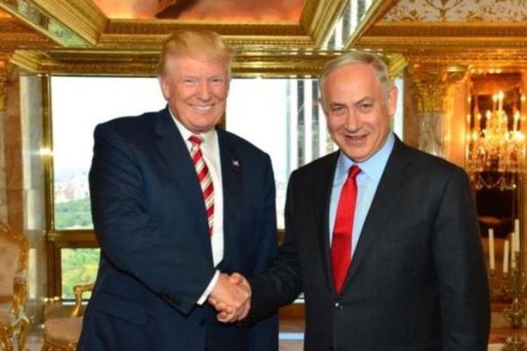 Presiden AS Donald Trump dan PM Israel Benjamin Netanyahu, dalam percakapan per telepon, Minggu (22/1/2017), membahas ancaman dari Iran dan perdamaian Israel-Palestina. Foto Ini diambil saat keduanya bertemu di Trump Tower, New York, pada 26 September 2016.