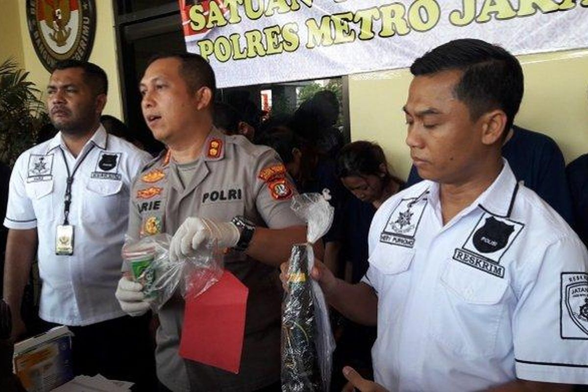 Kapolres Metro Jakarta Timur AKBP Arie Adrian dan Kasat Reskrim Polres Metro Jakarta Timur AKBP Hery Purnomo saat pengungkapan kasus di Mapolres Metro Jakarta Timur, Jatinegara, Jakarta Timur, Selasa (26/11/2019).