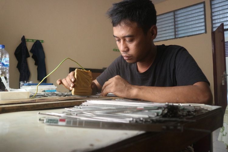 Nugroho saat membuat gelang haji di Asrama Haji Kota Medan, Jum'at (26/5/2023)