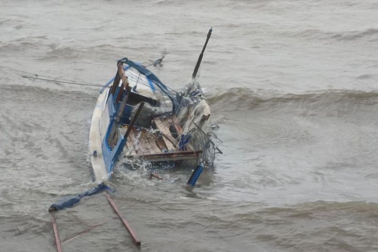 Kapal milik nelayan di RT 32, RW 11, Kelurahan Oesapa, Kecamatan Kelapa Lima, Kota Kupang, NTT rusak dan tak bisa digunakan, akibat gelombang yang menerjang wilayah itu