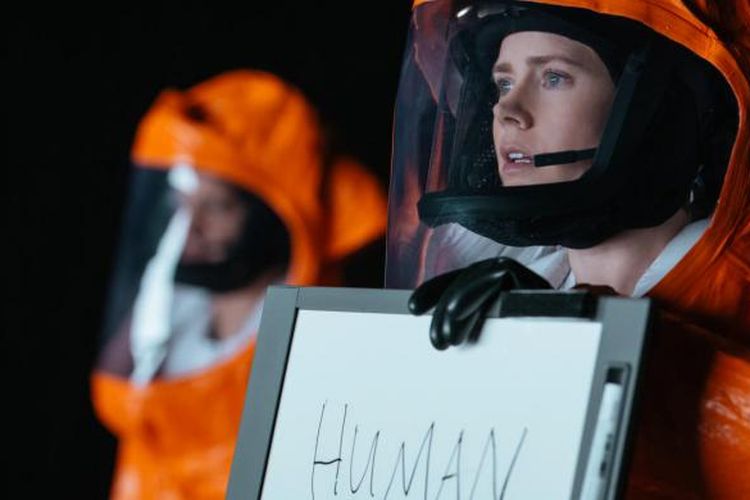 Amy Adams berperan dalam film Arrival (2016)