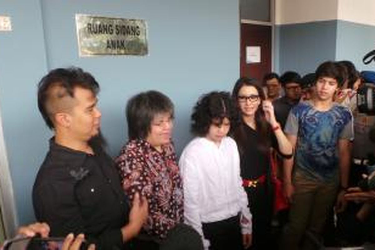 Ahmad Dhani; pengacara Lydia Wongsonegoro, yang menjadi kuasa hukum AQJ atau Dul; Dul; Maia Estianty; dan El Jalaluddin Rumi (dari kiri ke kanan) serta Ahmad Al Gazali (di belakang El) diwawancara oleh para peliput di Pengadilan Negeri Jakarta Timur, Rabu (16/7/2014).