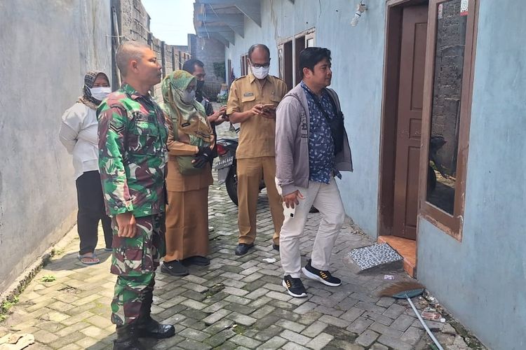 Petugas saat mendatangi TKP penemuan mayat seorang pelajar di kamar kos di Gang Cowekan, Kelurahan Pesantren, Kecamatan Pesantren, Kota Kediri, Jawa Timur, Selasa (20/2/2024).
