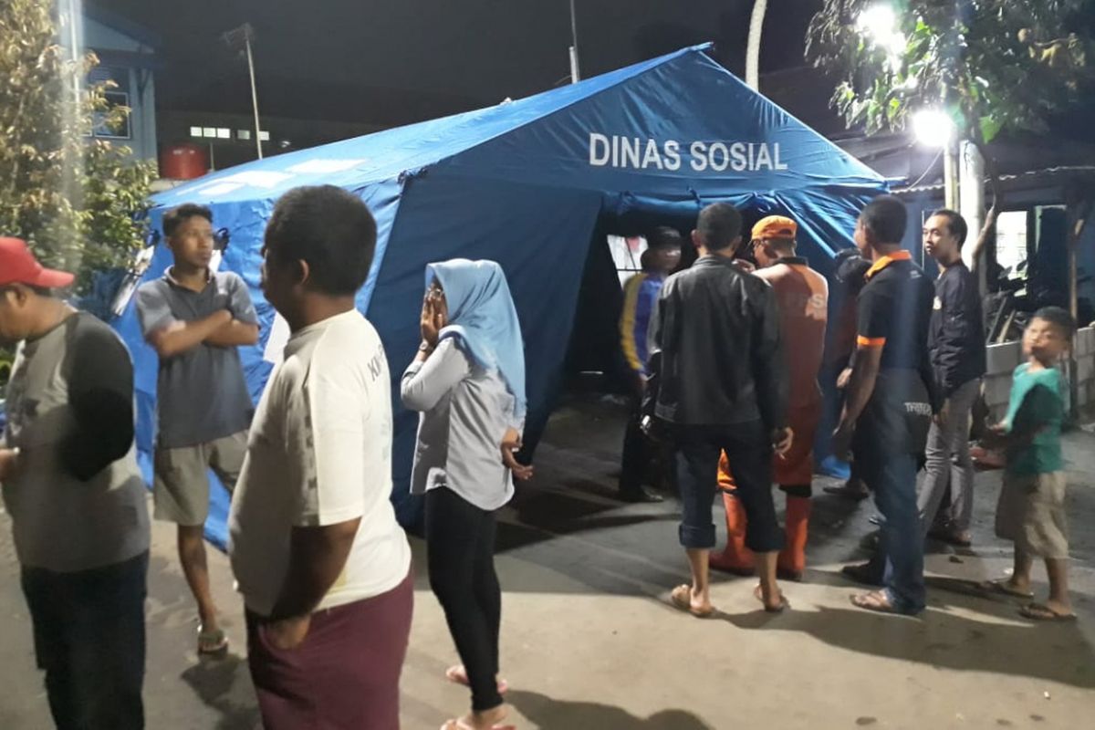 Tenda milik sudin sosial Jakarta Pusat untuk membantu warga yang kehilangan tempat tinggal akibat kebakaran di RT 006 RW 06 Kelurahan Kebon Kosong, Kemayoran.