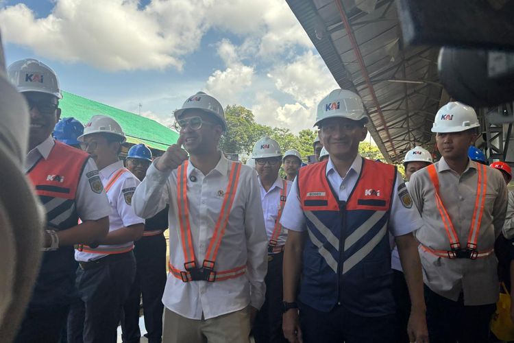 Utusan Khusus Presiden Bidang Pembinaan Generasi Muda dan Pekerja Seni, Raffi Ahmad (kiri) dan Direktur Utama PT Kereta Api Indonesia (Persero), Bobby Rasyidin (kanan)