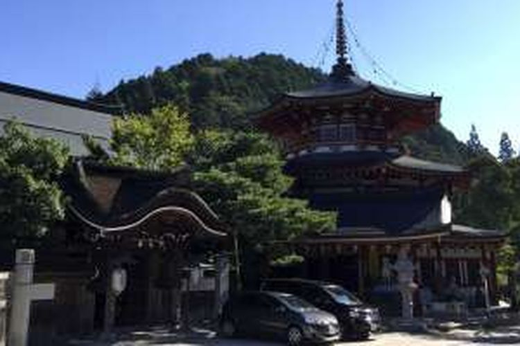 Di Koyasan, Prefektur Wakayama, terdapat 117 kuil, 52 kuil diantaranya menyediakan penginapan bagi calon biksu maupun wisatawan. Seperti Kuil Jofukuin yang berada di pinggir jalan utama Koyasan ini.