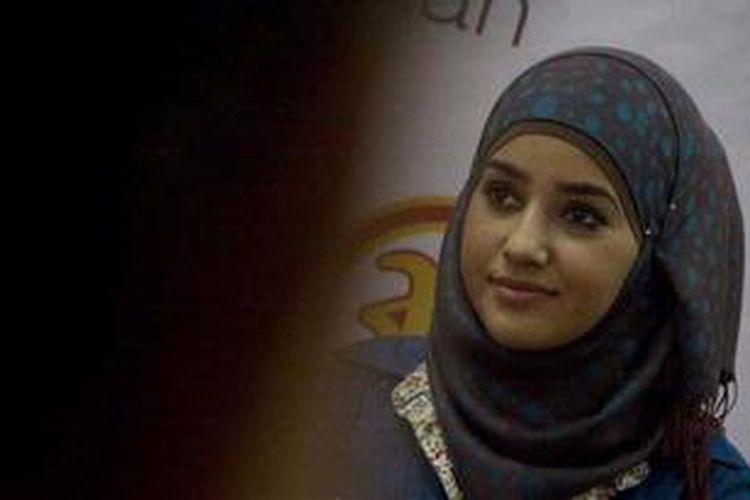 Bashaer Othman (16 tahun), walikota Allar, Palestina menerima penghargaan The World Youngest Mayor Award dari World Peace Movement di Pasaraya Blok M, Jakarta Selatan, Kamis (12/9/2012). Basher dilantik menjadi walikota Allar pada 2 Juli 2012 dan menjabat sampai 21 September 2012. Selama 2 bulan Basher di supervisi oleh walikota sebenarnya, Sufian Shadid. 