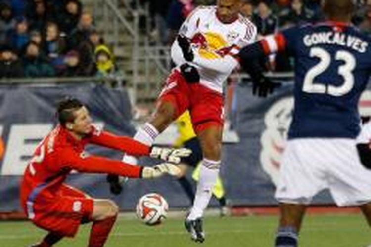 Salah satu penyerang New York Red Bulls Thierry Henry (tengah) pada pertandingan MLS melawan New England Revolution, di Gillette Stadium, Foxboro, Massachusetts, 29 November 2014.