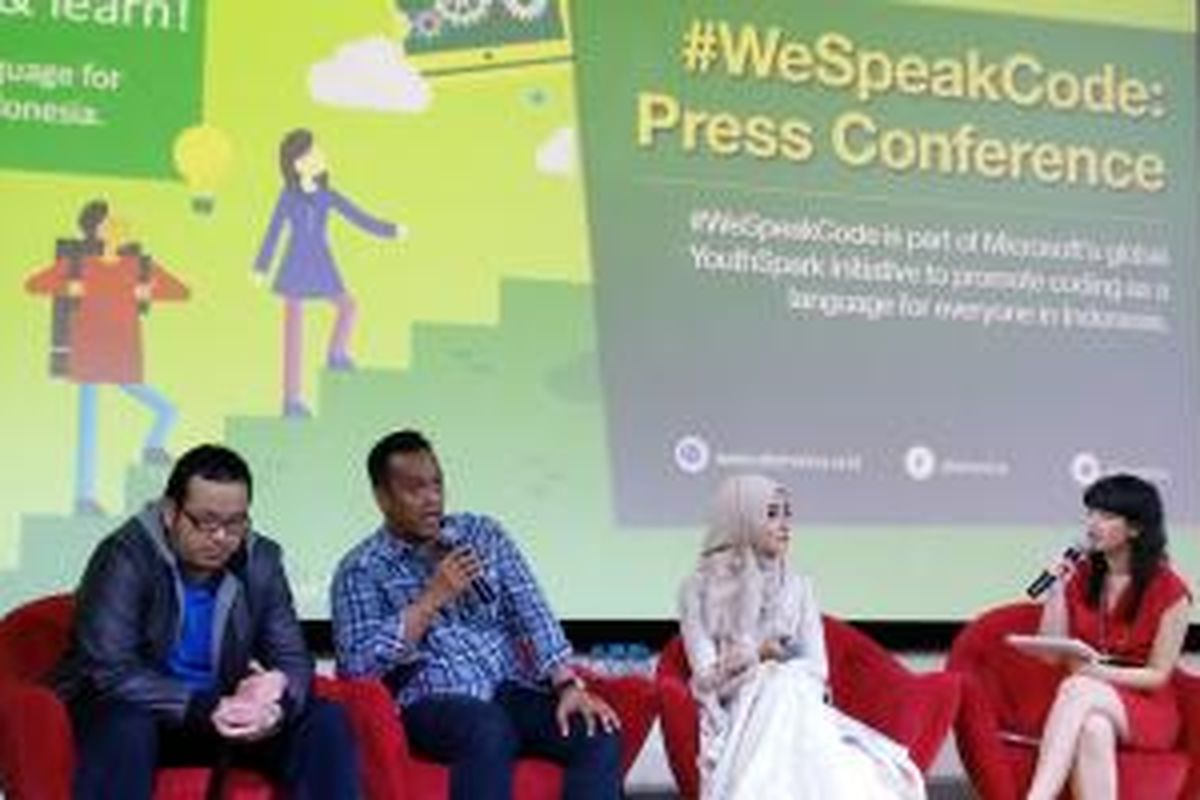 (Kiri-kanan) Musisi Dwika Putra, Co-founder Coding (Indonesia), Wahyudi, dan desainer Ayu Dyah Andari di kampanye WeSpeakCode yang dibuat Microsoft Indonesia.