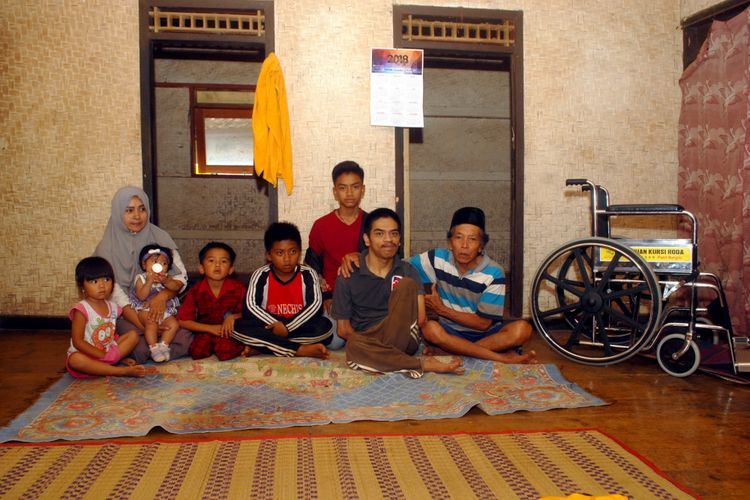Engkus (kedua dari kanan) seorang penyandang disabilitas yang menjadi tutor di grup Facebook saat foto bersama keluarga di rumahnya, Kampung Desa Kertaangsana, Kecamatan Nyalindung, Sukabumi, Jawa Barat, Selasa (24/4/2018).
