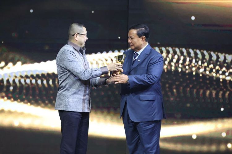 Menhan Prabowo Subianto menerima penghargaan ?Outstanding Leader in National Defense & Security? dari iNews Indonesia Awards 2022, Rabu (26/10/2022).