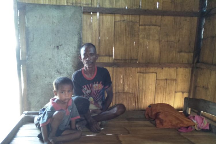 Foto : Marianus (45), nelayan asal Desa Nangatobong, Kecamatan Waigete, Kabupaten Sikka, NTT, sudah 10 tahun bekerja sebagai nelayan dengan menggunakan peralatan seadanya.