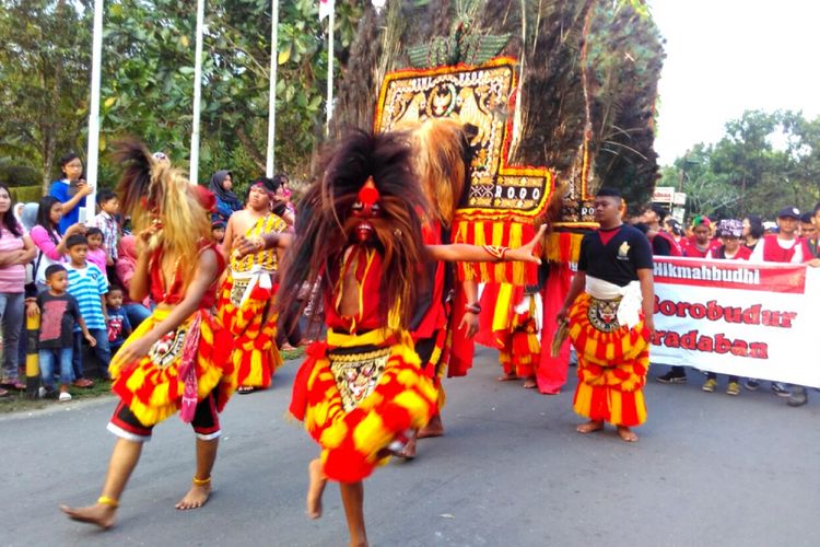 Kesenian Reog Ponorogo memeriahkan kirab Waisak 2561 BE/2017 di Candi Borobudur, Magelang, Jawa Tengah, Rabu (10/5/2017).