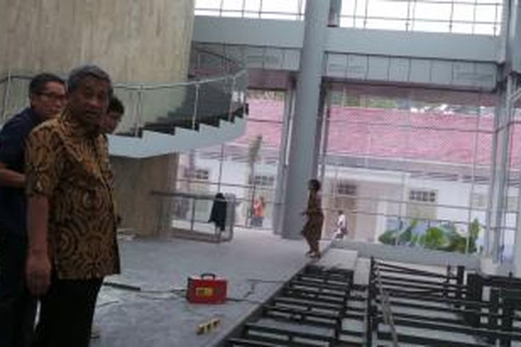 Menteri Pendidikan dan Kebudayaan M Nuh meninjau pembangunan Balai Kirti atau Museum Kepersidenan di Istana Bogor, Minggu (3/8/2014).