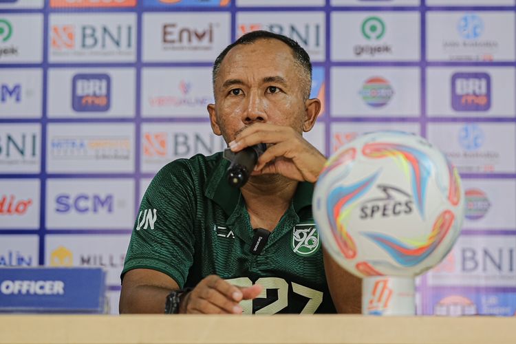 Caretaker pelatih Persebaya Surabaya Uston Nawawi usai pertandingan pekan ke-7 Liga 1 2023-2024 melawan Bhayangkara FC yang berakhir dengan skor 1-2 di Stadion Patriot Candrabhaga Bekasi, Selasa (8/8/2023) sore.