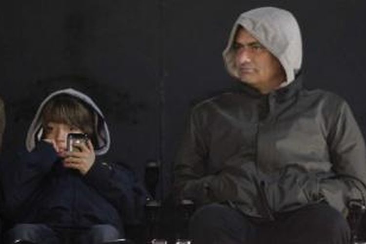 Manajer Chelsea, Jose Mourinho, bersama anaknya, Jose Mourinho Junior. 