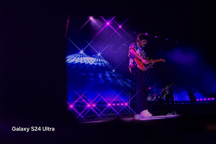Lagu bertempo lambat biasanya dijadikan momen untuk membidik wajah Bruno Mars dari dekat. Tambahan lampu sorot bergaya flare di panggung membuat suasana jadi tambah emosional