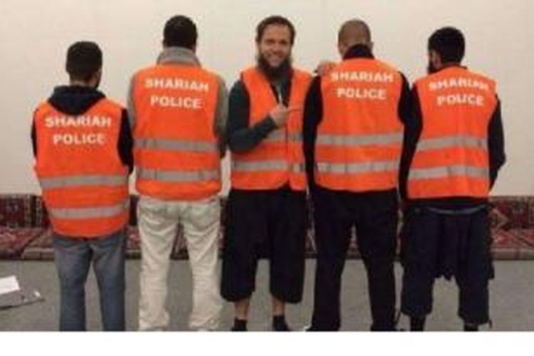Foto para polisi Syariah Jerman sebelum berpatroli berfoto dan mengungga foto mereka lewat Twitter.