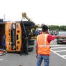 BERITA FOTO: Truk Kontainer Terguling di Pintu Keluar Tol Cijago Depok