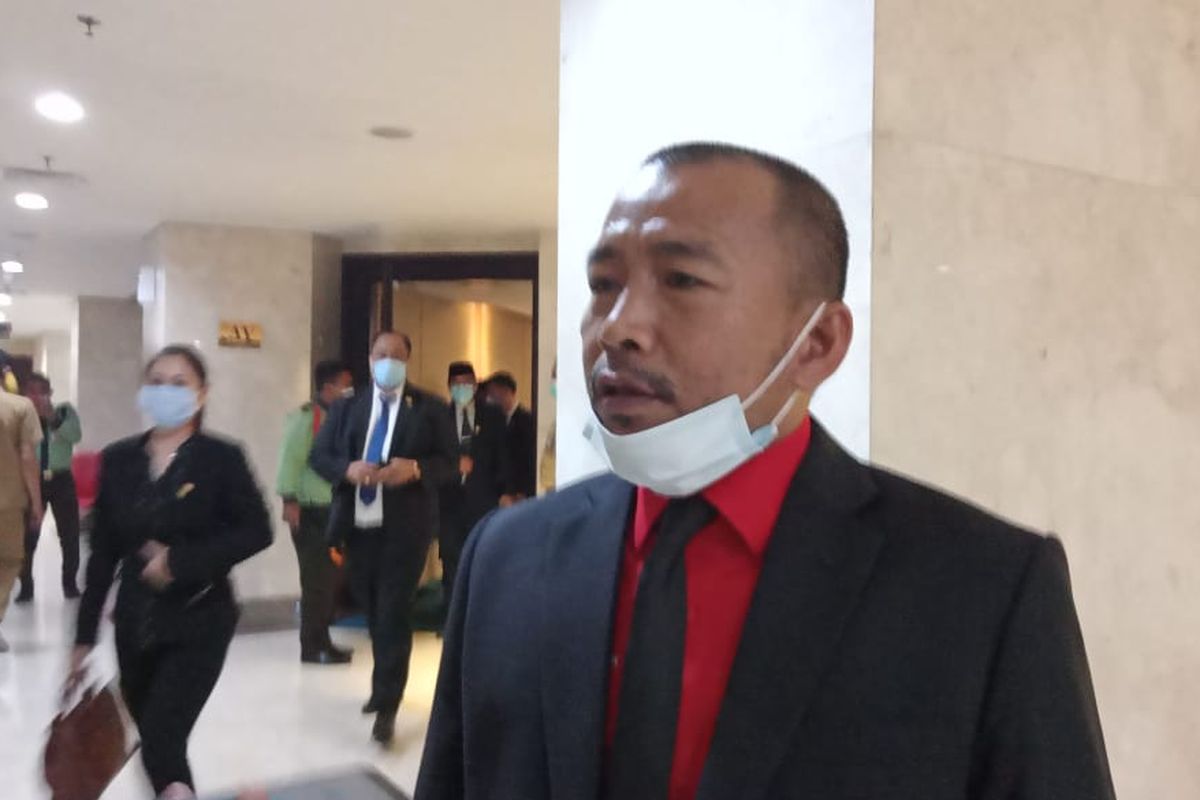 Anggota DPRD DKI Jakarta dari Fraksi Golkar Jamaludin setelah meninggalkan ruang rapat paripurna ketika Fraksi PSI akan membacakan pandangan umum fraksi, Senin (14/12/2020).
