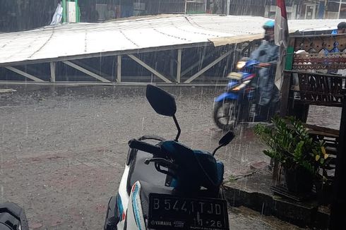 Atap Kanopi di Duren Sawit Terbang karena Angin Kencang, 2 Pengendara Motor Luka-luka