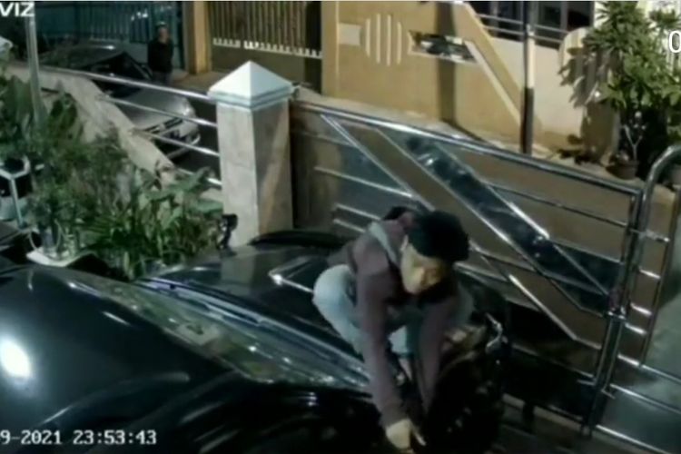 Video yang memuat aksi pencurian spion mobil yang tengah terparkir di halaman rumah seorang warga di Jalan Rawa Kepa, Tomang, Jakarta Barat, viral di media sosial.  Dari keterangan video, diketahui bahwa peristiwa tersebut terjadi pada Jumat (3/9/2021). 
