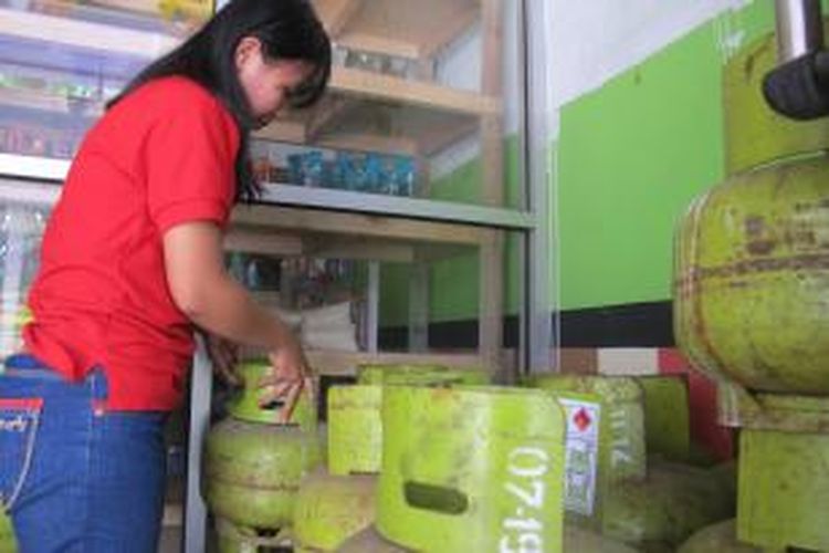 Seorang pedagang gas bersubsidi 3 kilogram di Magelang, Jawa Tengah.