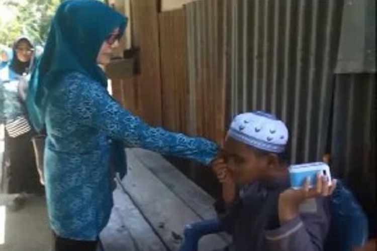 Fahrul (12) bocah tunanetra di Mamuju Tengah, Sulawesi Barat (Sulbar) yang hafal Al Quran hingga 30 juz dan hafal perkalian secara acak menjadi viral di media sosial (medsos). Dia mendapat perhatian dari banyak pihak, termasuk PKK Mamuju Tengah yang berkunjung ke rumahnya, Jumat (2/2/2019). 