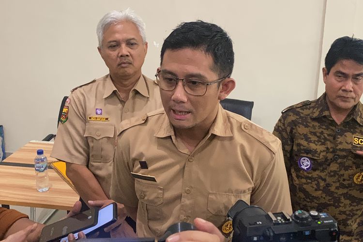 Kepala Cabang Dinas (KCD) Pendidikan Wilayah V Jawa Barat, Lima Faudiamar saat ditemui dikantornya di Selabintana Kabupaten Sukabumi. Senin (14/4/2025).