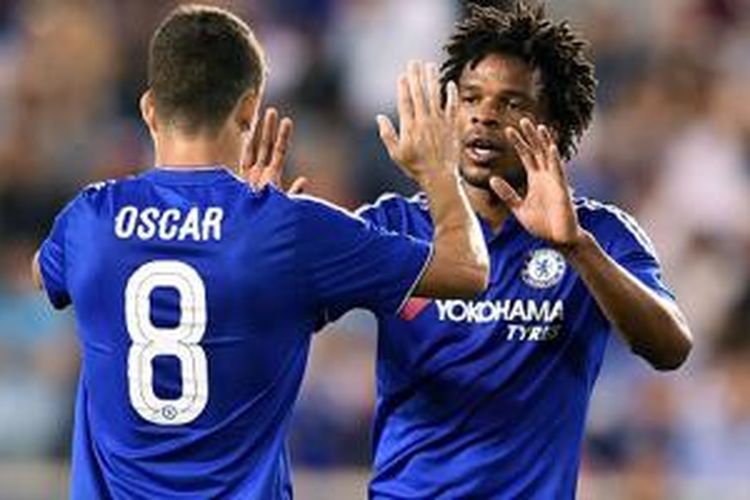 Oscar dan Loic Remy merayakan keberhasilan Chelsea mencetak gol ke gawang New York Red Bulls, Rabu (22/7/2015). 