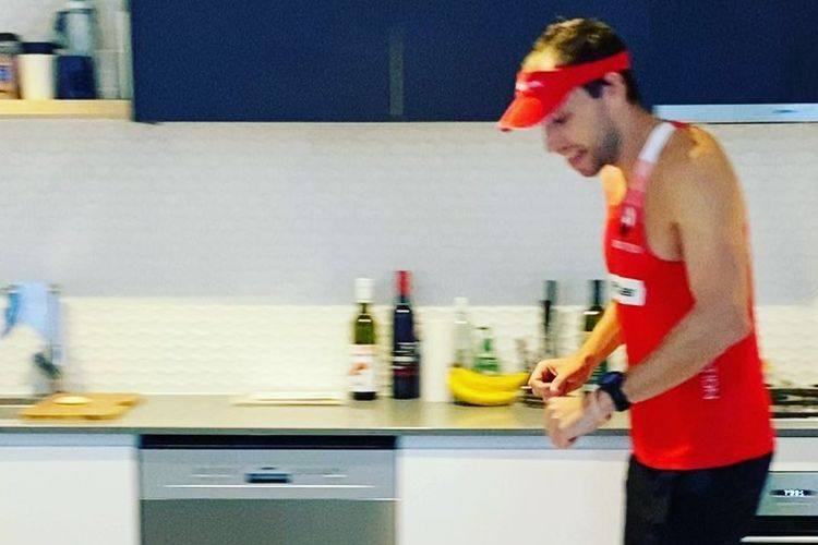 Tim Franklin, pelari marathon asal Brisbane, Australia, menjaga kebugarannya dengan berlari marathon di apartemennya, di saat wabah virus corona terjadi. Dia butuh lebih dari 6 jam dan 2.000 putaran di ruang santai serta balkon, untuk menempuh jarak 42 kilometer.