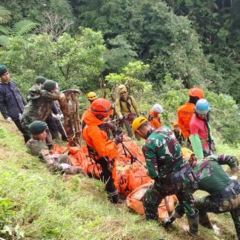 Tim SAR gabungan evakuasi korban pesawat ATR 42-500 dari pegunungan Bulusaraung, Pangkep-Maros, Jumat (23/1/2026).