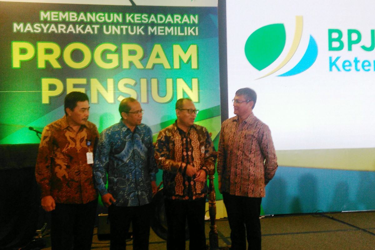  Direktur Utama BPJS Ketenagakerjaan Agus Susanto (kedua kanan) saat acara Hari Pensiun Nasional di Hotel Sultan, Jakarta, Rabu (17/5/2017).
