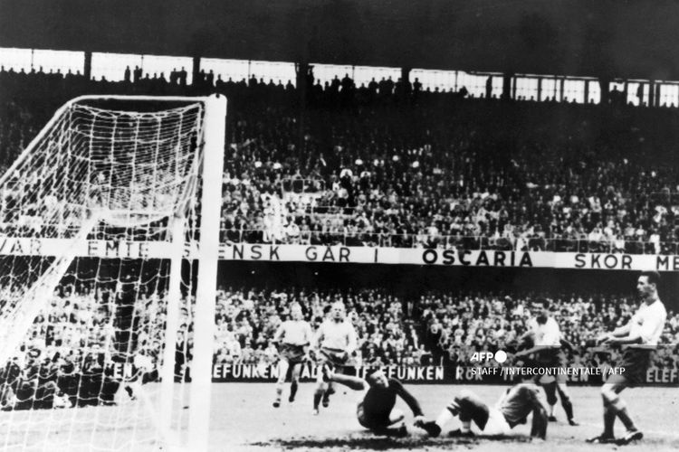 Penyerang Brasil Vava (C, down) mencetak gol melewati kiper Swedia Kalle Svensson untuk menyamakan skor menjadi 1-1 pada partai final Piala Dunia 1958. Hasil akhir laga dimenangkan oleh Brasil dengan skor 5-2 atas Swedia. Brasil pun menjadi juara Piala Dunia untuk pertama kalinya.