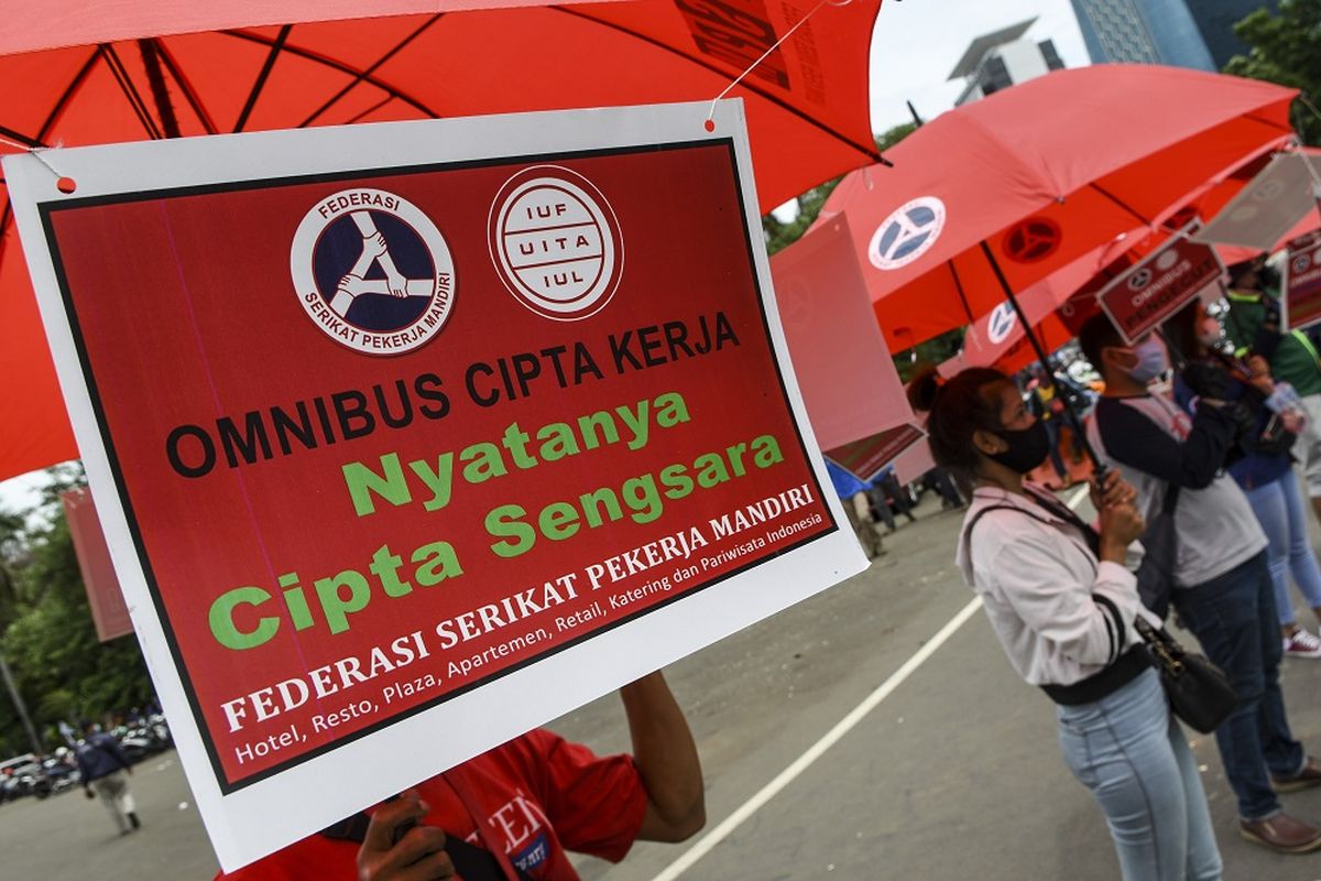 Sejumlah buruh yang tergabung dalam Federasi Serikat Pekerja Mandiri (FSPM) berunjuk rasa di kawasan Monumen Nasional (Monas) Jakarta, Senin (2/11/2020). Mereka menolak Omnibus Law Undang-Undang Cipta Kerja dan menuntut pemerintah mencabut undang-undang tersebut. ANTARA FOTO/M Risyal Hidayat/wsj.