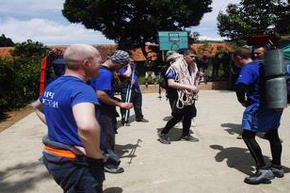 Persiapan Pendakian Tim SAR Rusia - Tim SAR dari Rusia lakukan persiapan pendakian di posko Cijeruk, Bogor, Jawa Barat, untuk membantu penanganan evakuasi korban jatuhnya pesawat Sukhoi Superjet 100 di Gunung Salak, Minggu (13/5/2012).  