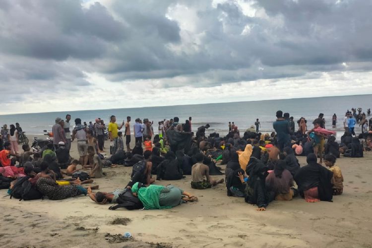 Sejumlah imigran Rohingya saat sempat mendarat di kawasan pantai Muara Tiga Kabupaten Aceh Utara sebelum kemudian didorong kembali ke laut, di Aceh Utara, Kamis (16/11/2023).