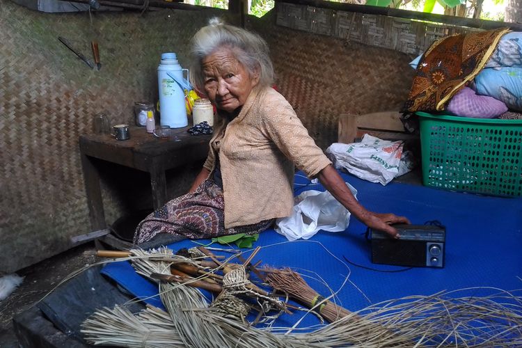 Suparni, nenek berusia 117 tahun sedang memegang radio yang selalu menemaninya di kediamannya di RT 34/12 Dusun Sadang Desa Tanjungharjo, Kecamatan Nanggulan, Kabupaten Kulon Progo, Jumat (7/7/2017). 