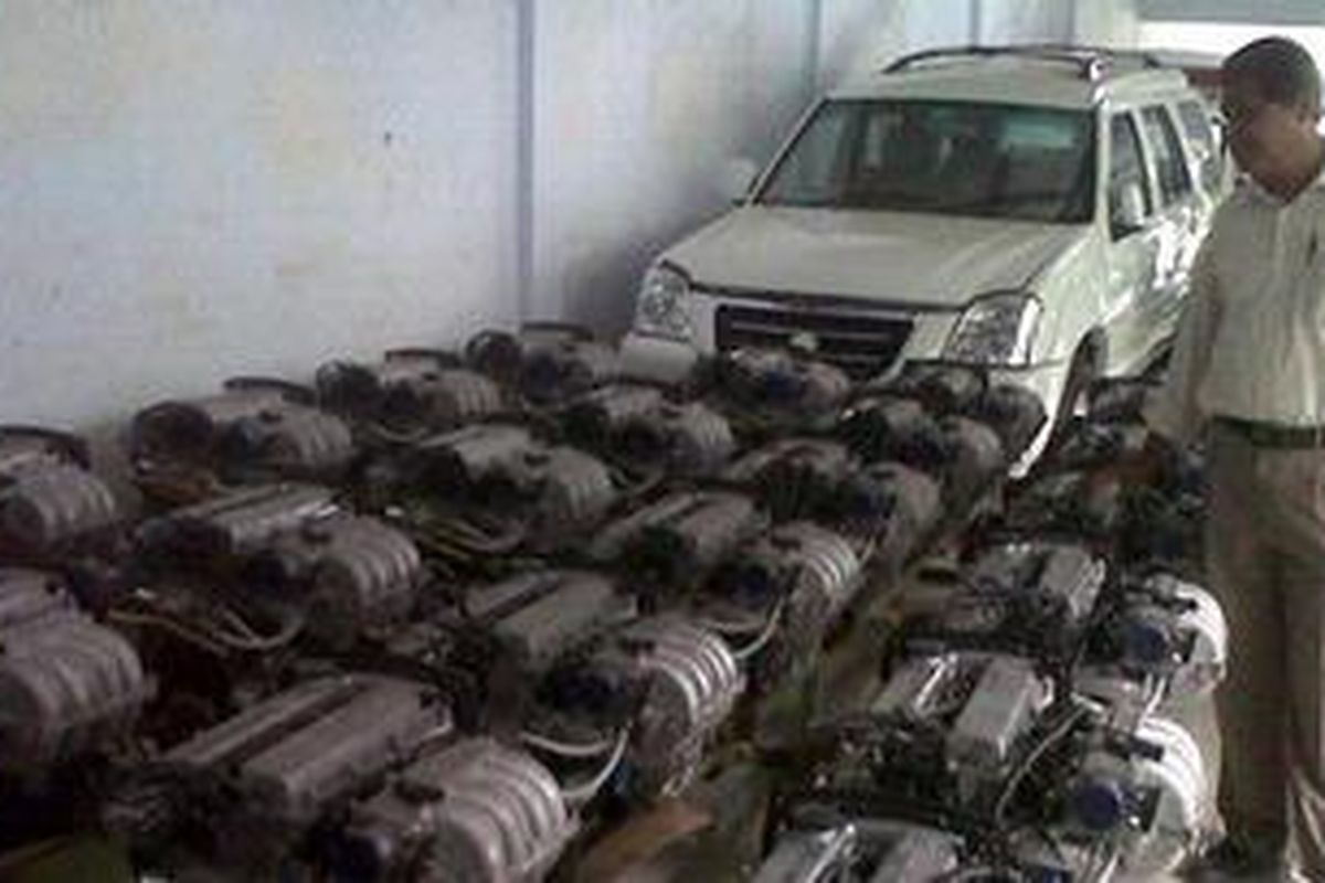 Suryadi menunjukkan beberapa komponen mesin mobil Esemka yang diproduksi oleh SMK Muhammadiyah 2 Borobudur, Magelang, Jawa Tengah.