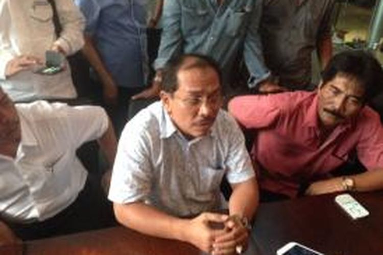 Mantan Wali Kota Makassar, Ilham Arief Sirajuddin, berbicara kepada wartawan di sebuah restoran di Jakarta Selatan, Selas (12/5/2015). Hakim Pengadilan Negeri Jakarta Selatan memutuskan bahwa penetapan Ilham sebagai tersangka kasus dugaan korupsi tidak sah secara hukum.