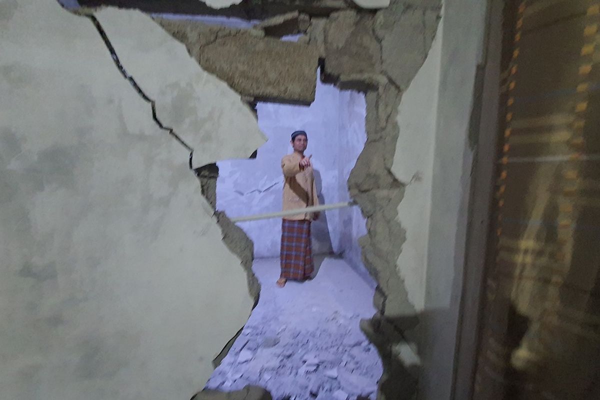 Anang Subardi menunjukan rumah yang rusak akibat gempa Bantul di Padukuhan Kuwon Kulon, Pacarejo, Semanu, Gunungkidul. Jumat (30/6/2023) malam