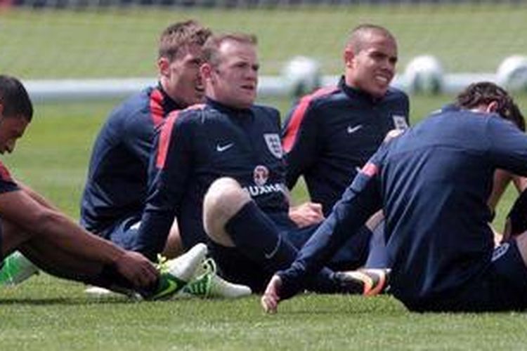 Para pemain Inggris, termasuk striker Wayne Rooney, istirahat seusai latihan menjelang laga persahabatan lawan Republik Irlandia, Rabu atau Kamis (30/5/2013) dini hari WIB. Pada laga itu, Inggris mengandalkan Rooney dan Daniel Sturridge di lini depan.
