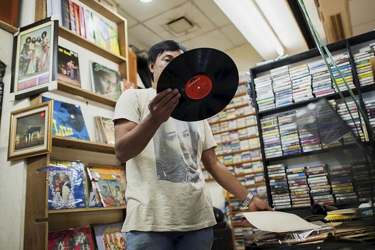 Beragam piringan hitam (vinyl) dari artis lokal dan mancanegara dijual di Blok M Square, Jakarta Selatan, Rabu (15/3). Tempat ini menjadi salah satu pusat penjualan piringan hitam di Jakarta.

Kompas/Hendra A Setyawan (HAS)
15-03-2017

Untuk Urban