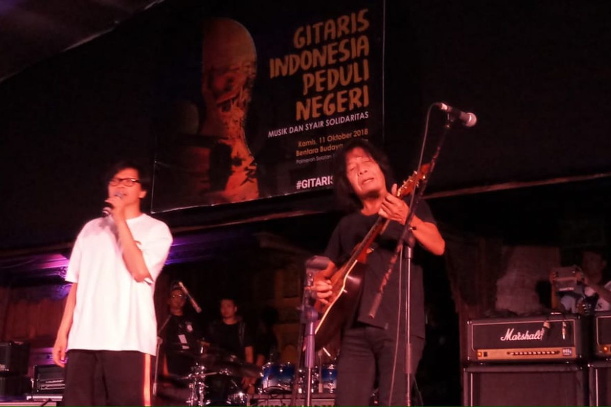 Vokalis Armand Maulana dan gitaris Ian Antono berkolaborasi di acara Gitaris Indonesia Peduli Negeri di Bentara Budaya Jakarta, Palmerah Selatan, Jakarta Pusat, Kamis (11/10/2018).